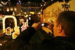 Dirk fotografiert mit seinem Handy auf dem Dortmunder Weihnachtsmarkt
