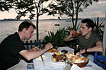 Matthias und Ioannis beim Essen in Griechenland