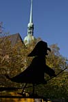Hexenfigur vor dem Hintergrund der Reinoldikirche in Dortmund