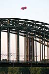 WDR 2 Zeppelin über der Hohenzollern Brücke