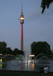 Teich im Vordergrund des Dortmunder Fernsehturms