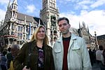 Sofie und Matthias auf dem Marienplatz in München