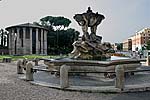 Fontana dei Tritoni mit Tempel am Forum Boarium im Hintergrund