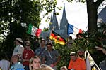 Pilger warten am Rhein-Ufer auf Papst Benedict XIV