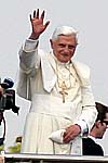 Papst Benedikt XVI grüßt vom Schiff aus die Pilger