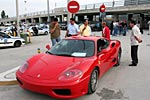 ein nachgemachter Ferrari am Flughafen stt auf groes Interesse