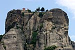 Felsen mitten in Griechenland mit Kloster auf der Spitze