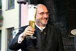 Brgermeister Weidner trinkt das erste Bier