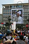 groes Willkommens-Plakat mit Papst Benedikt XVI